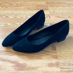 Bandolino black suede flats